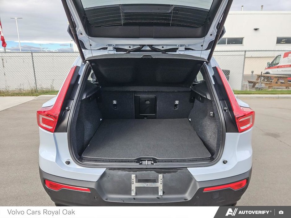 2025 Volvo XC40 Ultra Dark Theme-11