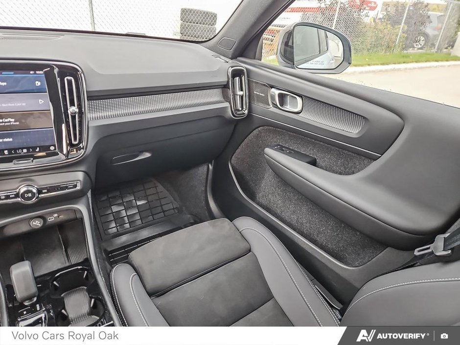 2025 Volvo XC40 Ultra Dark Theme-24