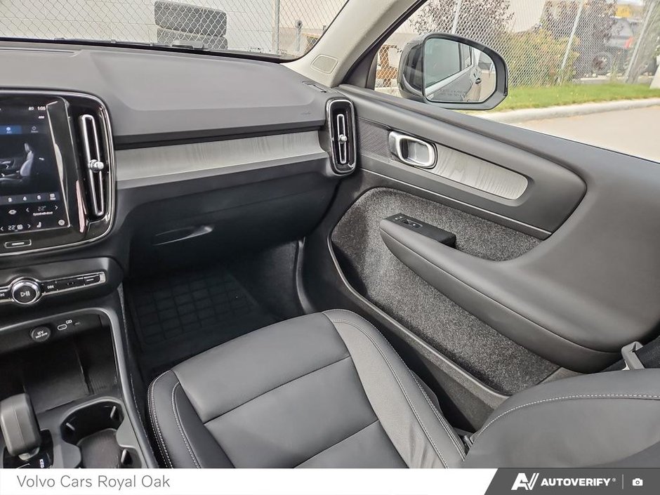 2025 Volvo XC40 Core Bright Theme-24