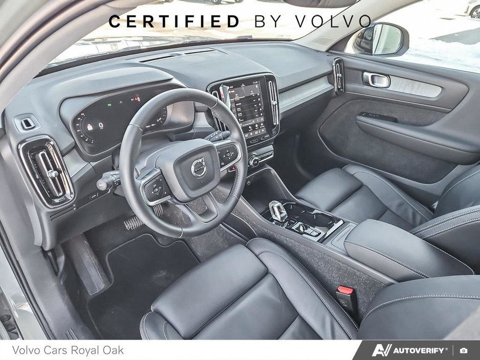 2025 Volvo XC40 Plus Dark Theme-12