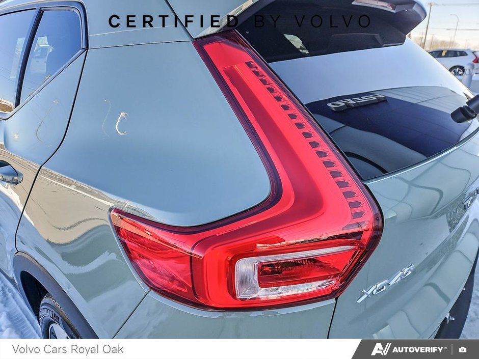 2025 Volvo XC40 Plus Dark Theme-10