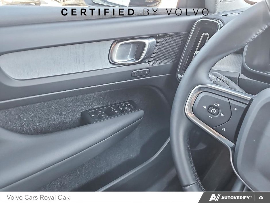 2025 Volvo XC40 Plus Dark Theme-16