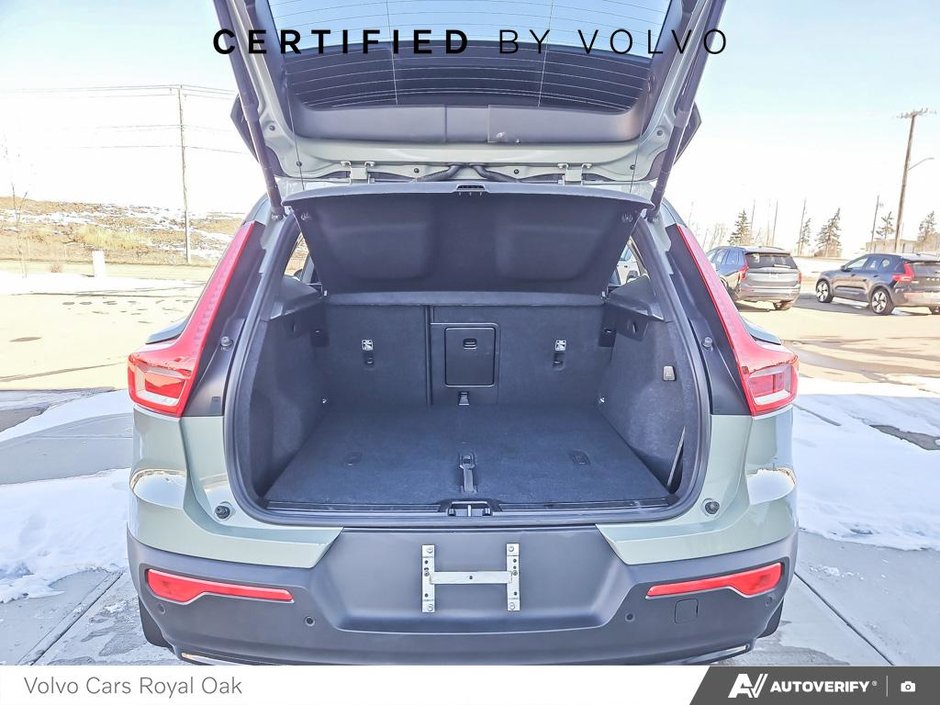 2025 Volvo XC40 Plus Dark Theme-11