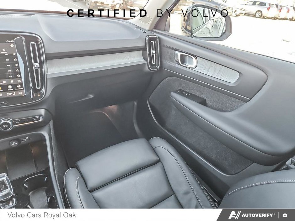 2025 Volvo XC40 Plus Dark Theme-24