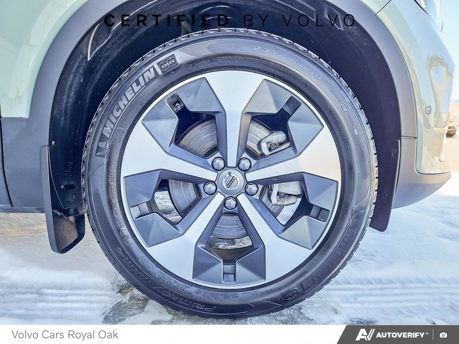 2025 Volvo XC40 Plus Dark Theme-5