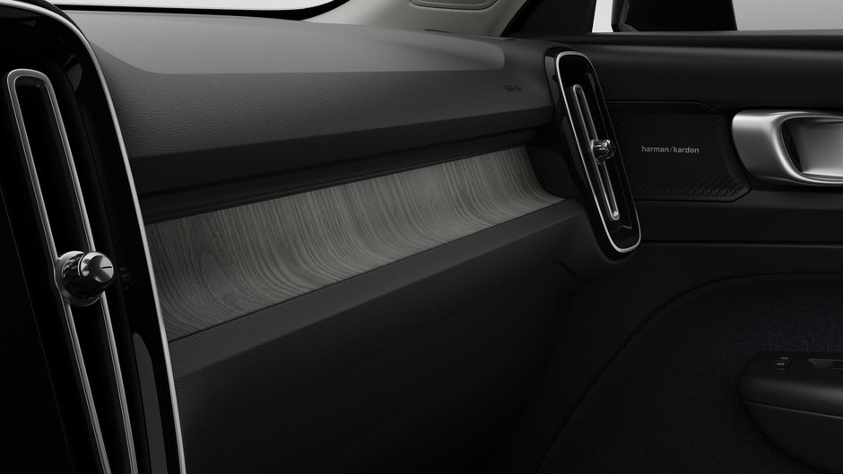2026 Volvo XC40 Plus Dark Theme-8