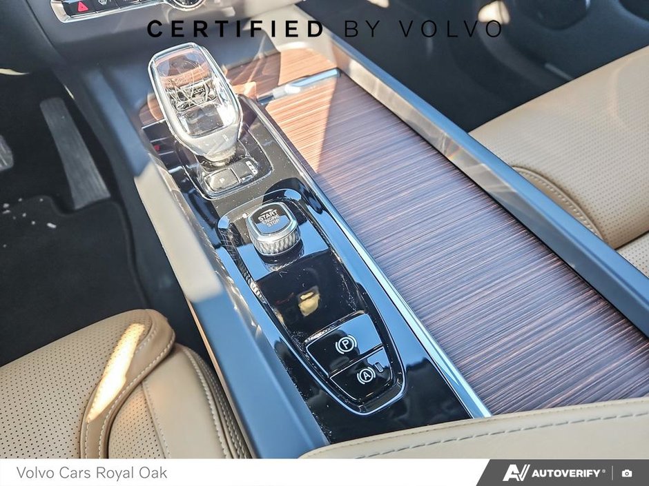 2025 Volvo XC60 Plug-In Hybrid Ultra Dark Theme-17