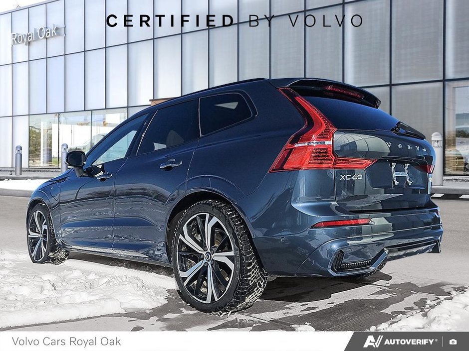 2025 Volvo XC60 Plug-In Hybrid Ultra Dark Theme-3