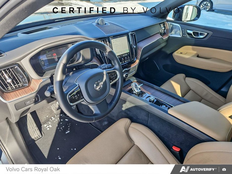 2025 Volvo XC60 Plug-In Hybrid Ultra Dark Theme-12