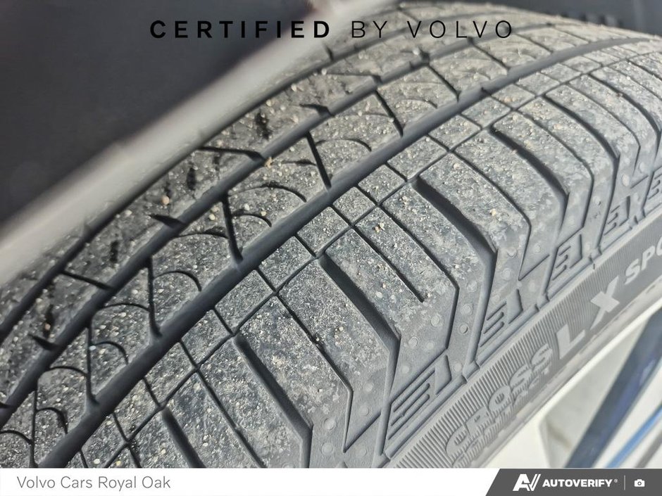 2025 Volvo XC60 Plug-In Hybrid Plus Dark Theme-6