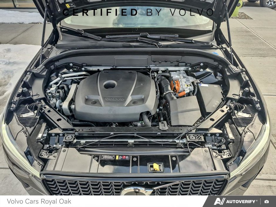 2025 Volvo XC60 Plug-In Hybrid Plus Dark Theme-9