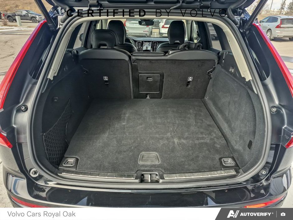 2025 Volvo XC60 Plug-In Hybrid Plus Dark Theme-11