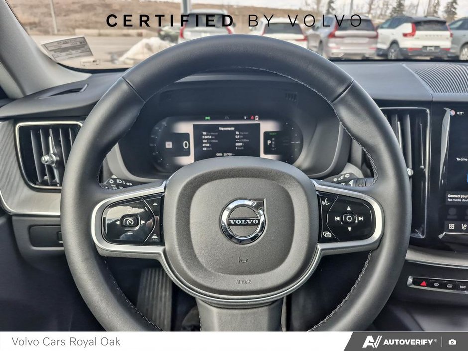 2025 Volvo XC60 Plug-In Hybrid Plus Dark Theme-13