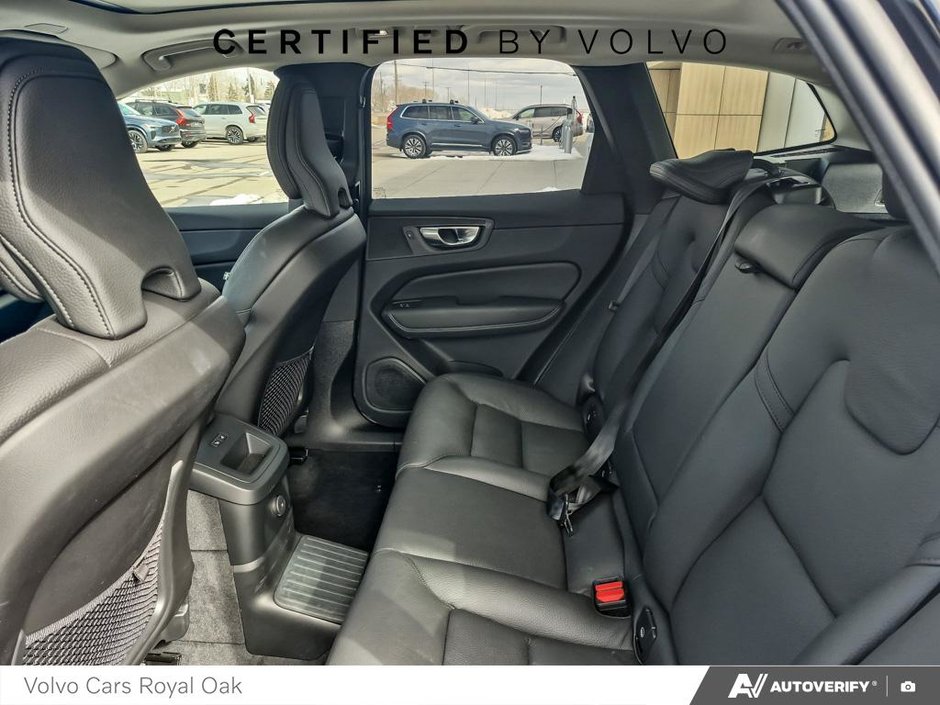 2025 Volvo XC60 Plug-In Hybrid Plus Dark Theme-22