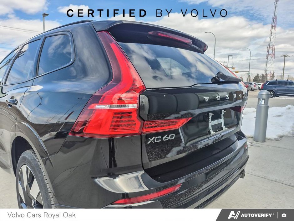 2025 Volvo XC60 Plug-In Hybrid Plus Dark Theme-10