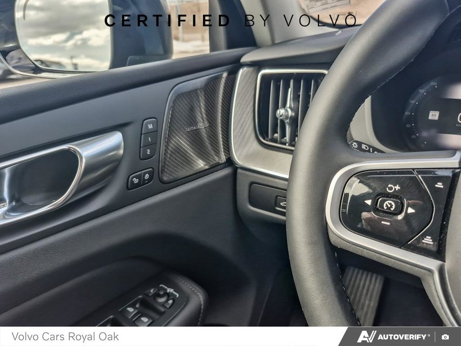 2025 Volvo XC60 Plug-In Hybrid Plus Dark Theme-16