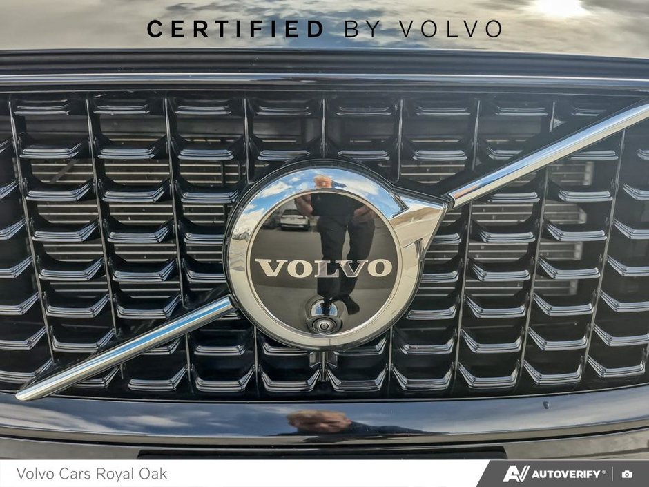 2025 Volvo XC60 Plug-In Hybrid Plus Dark Theme-8