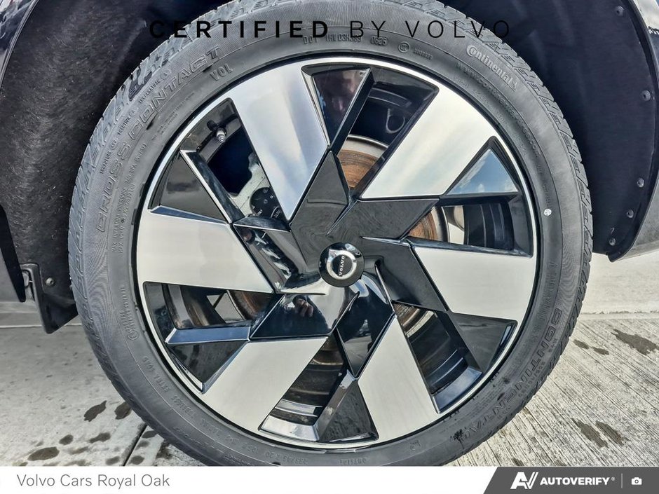 2025 Volvo XC60 Plug-In Hybrid Plus Dark Theme-5