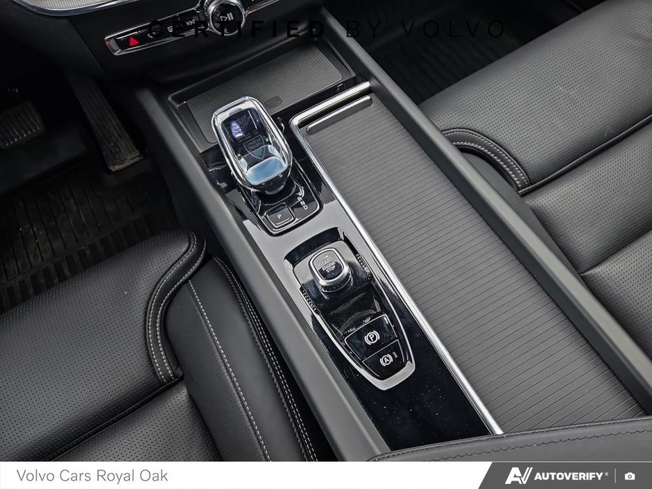2026 Volvo XC60 Plug-In Hybrid Ultra Black Edition-17