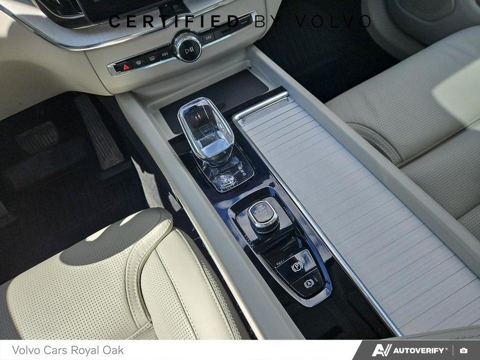 2026 Volvo XC60 Plug-In Hybrid Ultra Dark Theme-17