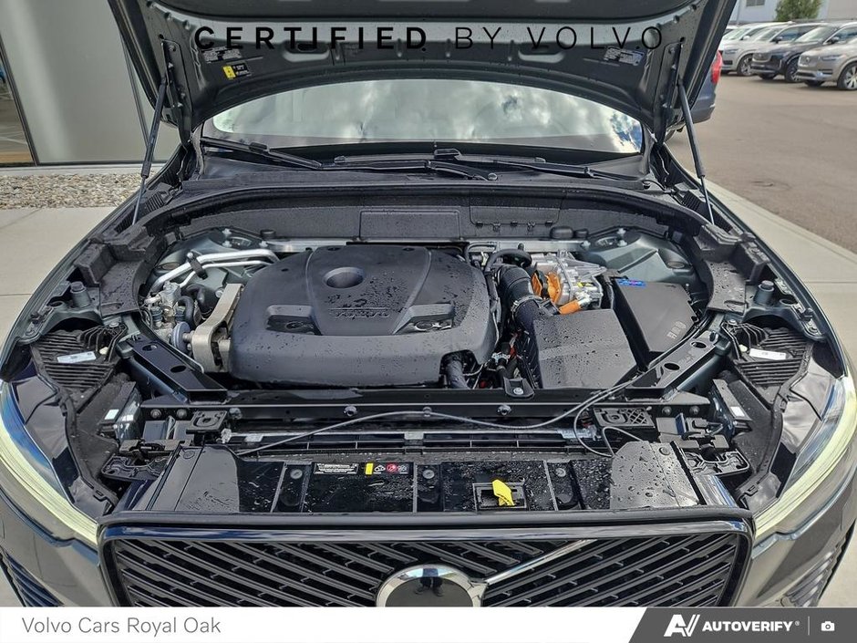 2026 Volvo XC60 Plug-In Hybrid Ultra Dark Theme-9