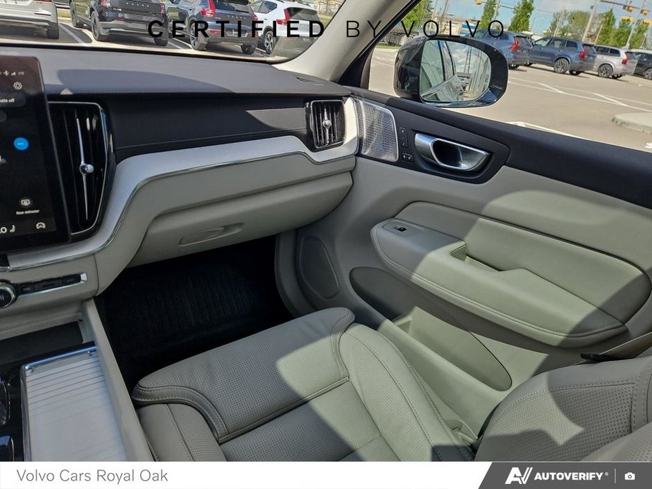 2026 Volvo XC60 Plug-In Hybrid Ultra Dark Theme-24