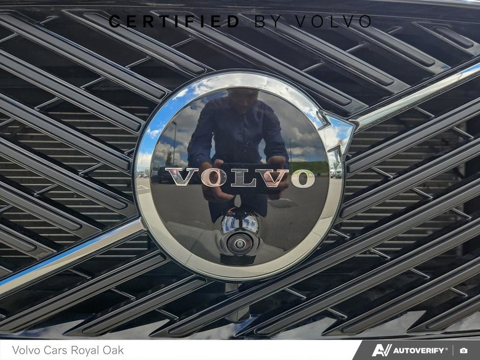 2026 Volvo XC60 Plug-In Hybrid Ultra Dark Theme-8
