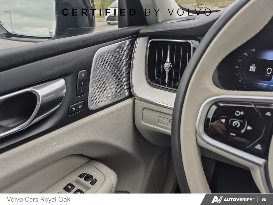 2026 Volvo XC60 Plug-In Hybrid Ultra Dark Theme-16
