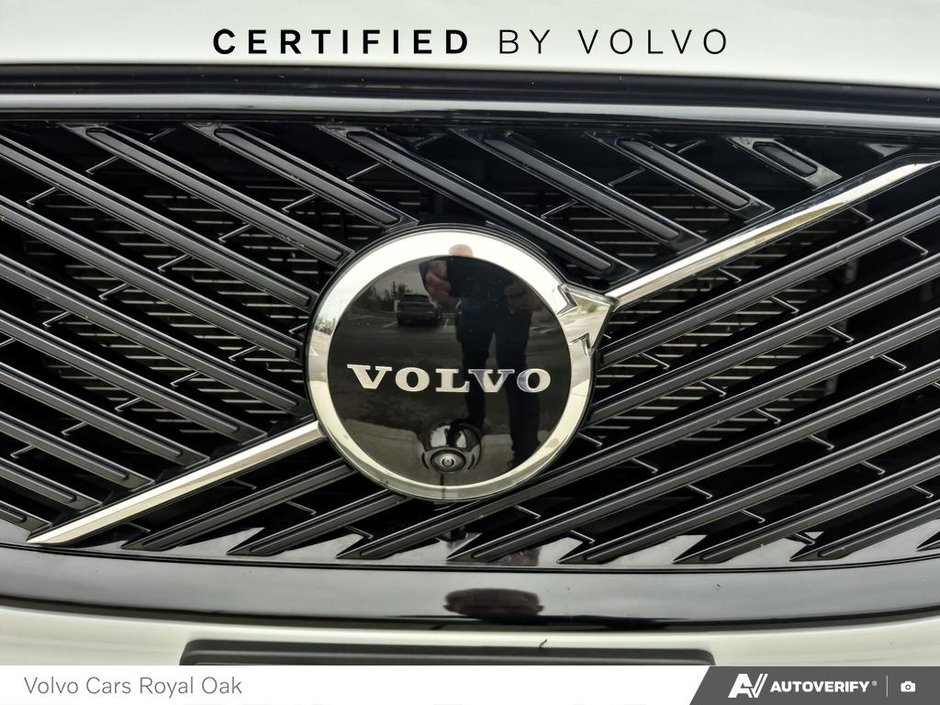 2026 Volvo XC60 Plug-In Hybrid Ultra Dark Theme-8