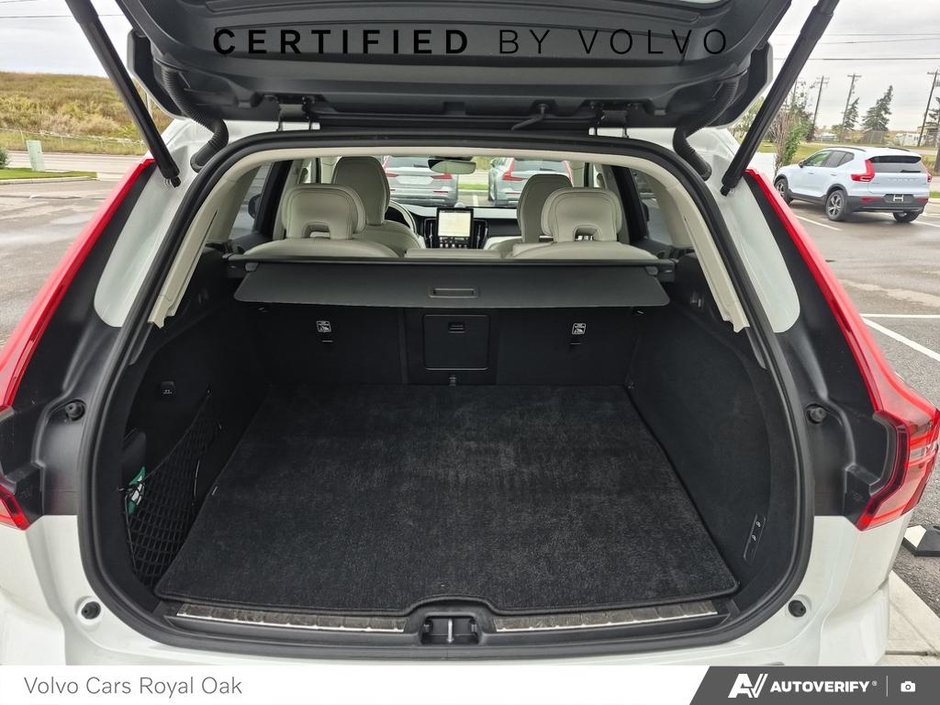 2026 Volvo XC60 Plug-In Hybrid Ultra Dark Theme-11