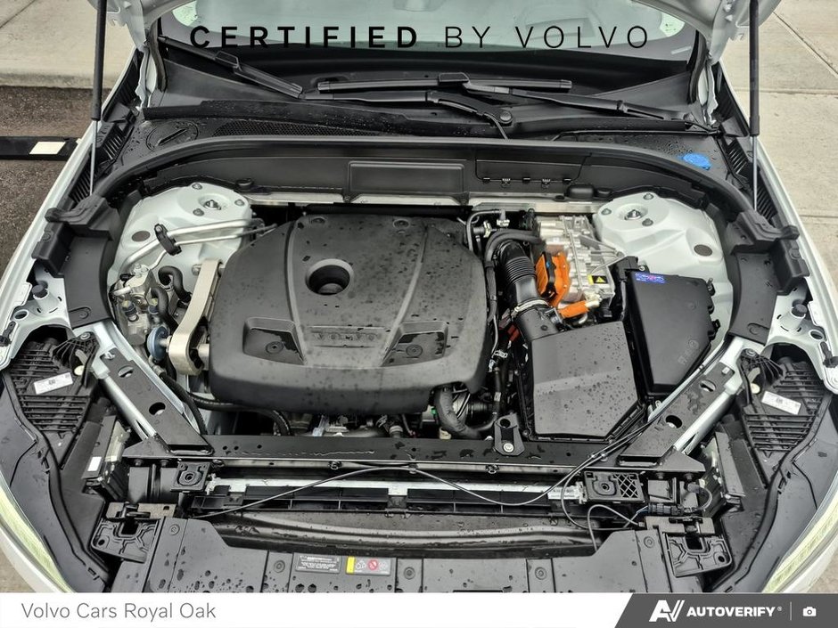 2026 Volvo XC60 Plug-In Hybrid Ultra Dark Theme-9