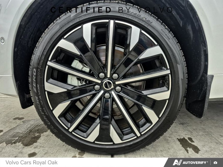2026 Volvo XC60 Plug-In Hybrid Ultra Dark Theme-5