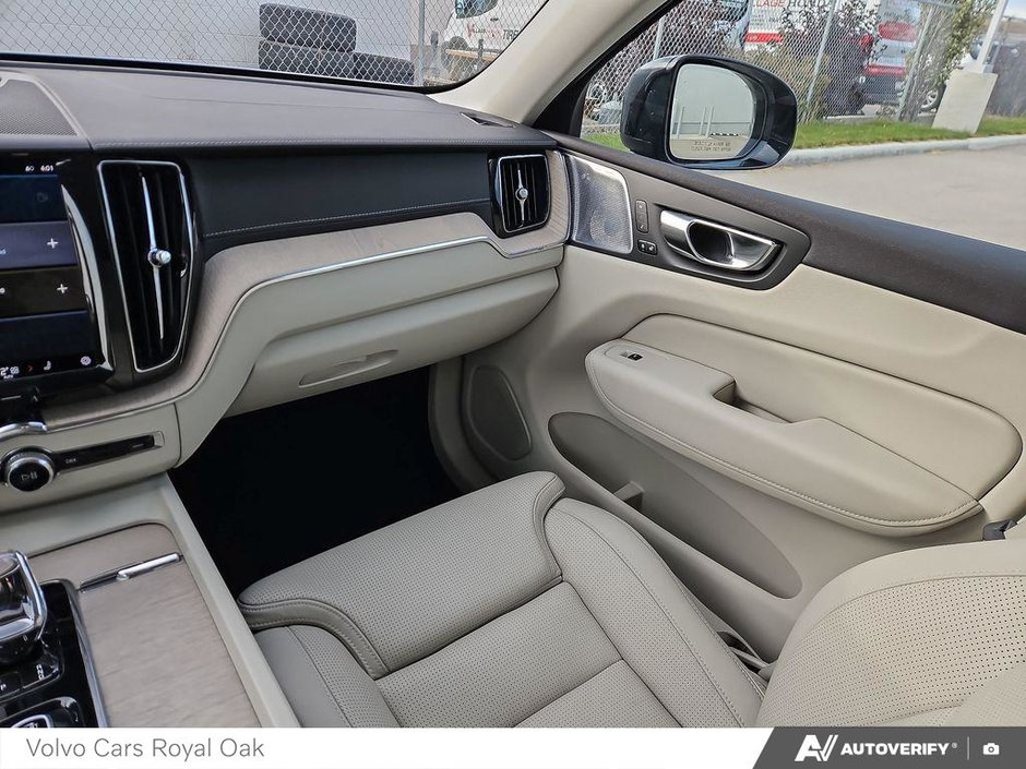 2023 Volvo XC60 Ultimate Dark Theme-24