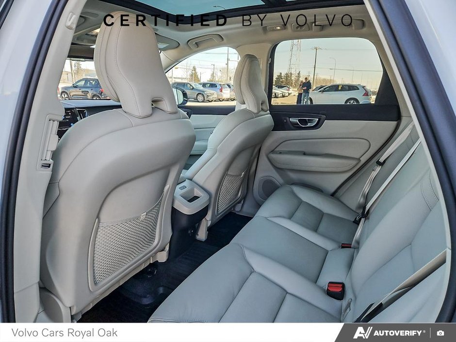 2023 Volvo XC60 Plus Dark Theme-22