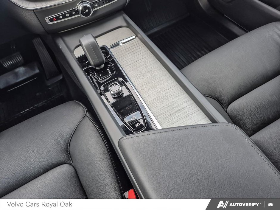 2025 Volvo XC60 Plus Dark Theme-17