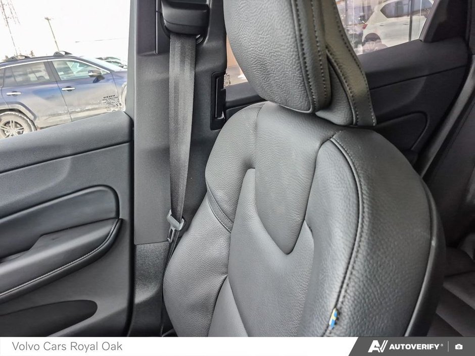 2025 Volvo XC60 Plus Dark Theme-19