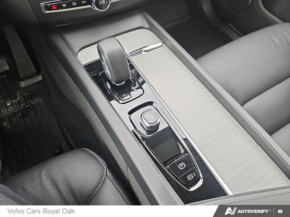 2025 Volvo XC60 Plus Dark Theme-19