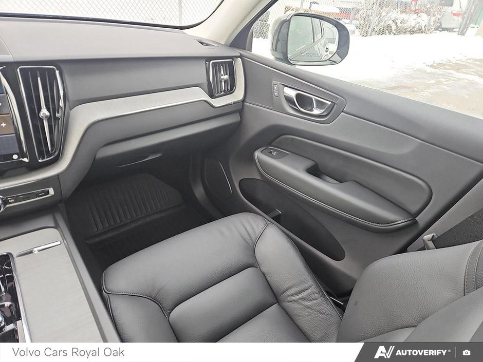 2025 Volvo XC60 Plus Dark Theme-23