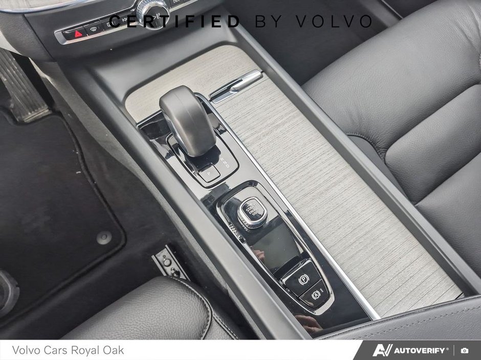 2025 Volvo XC60 Plus Dark Theme-17