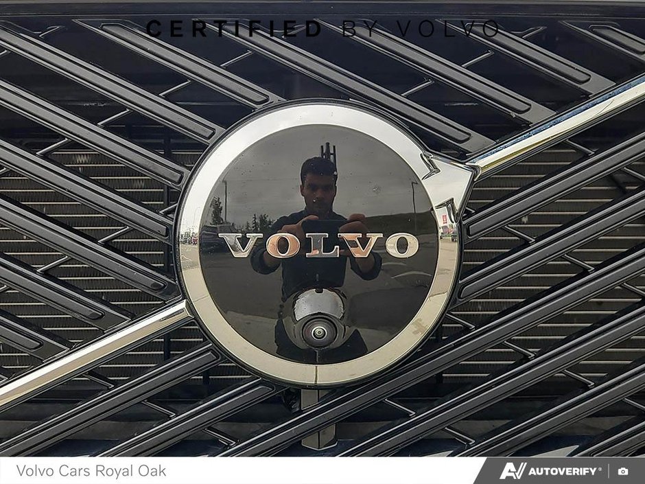 2026 Volvo XC60 Plus Dark Theme-8