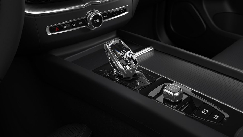 2027 Volvo XC60 Plus Black Edition-10