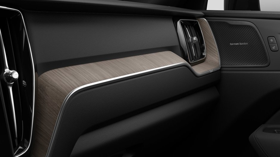 2027 Volvo XC60 Plus (Dark Theme)-8