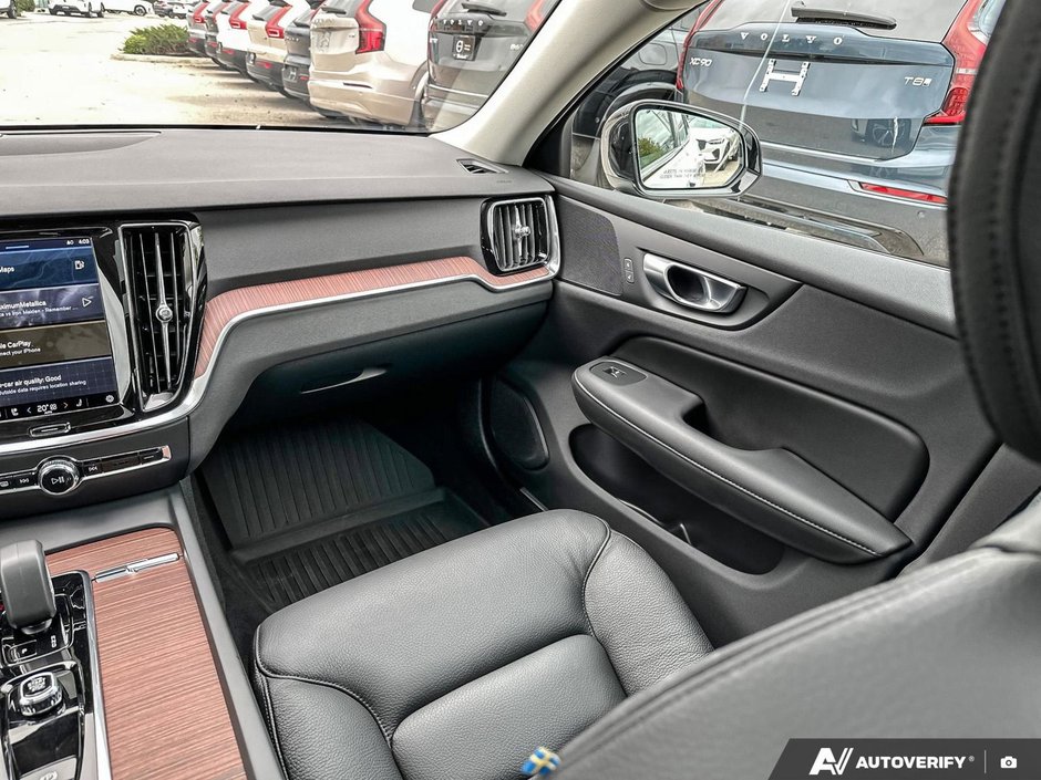 2024 Volvo S60 Plus Dark Theme-24