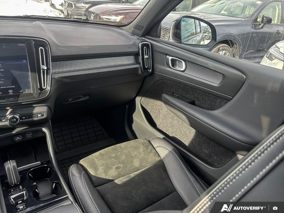 2020 Volvo XC40 R-Design-24