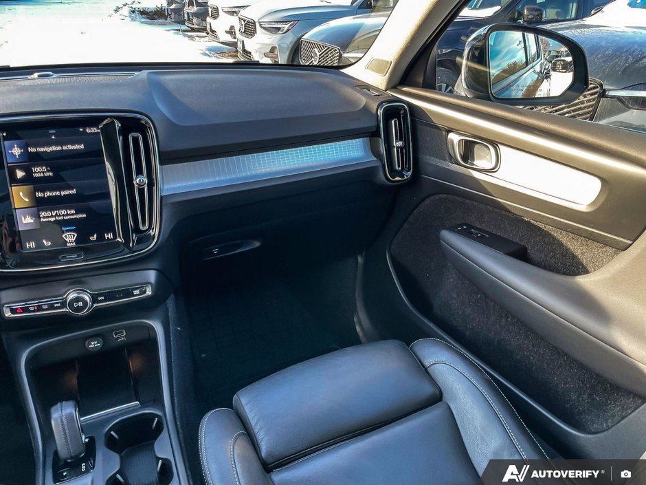 2020 Volvo XC40 Momentum-24