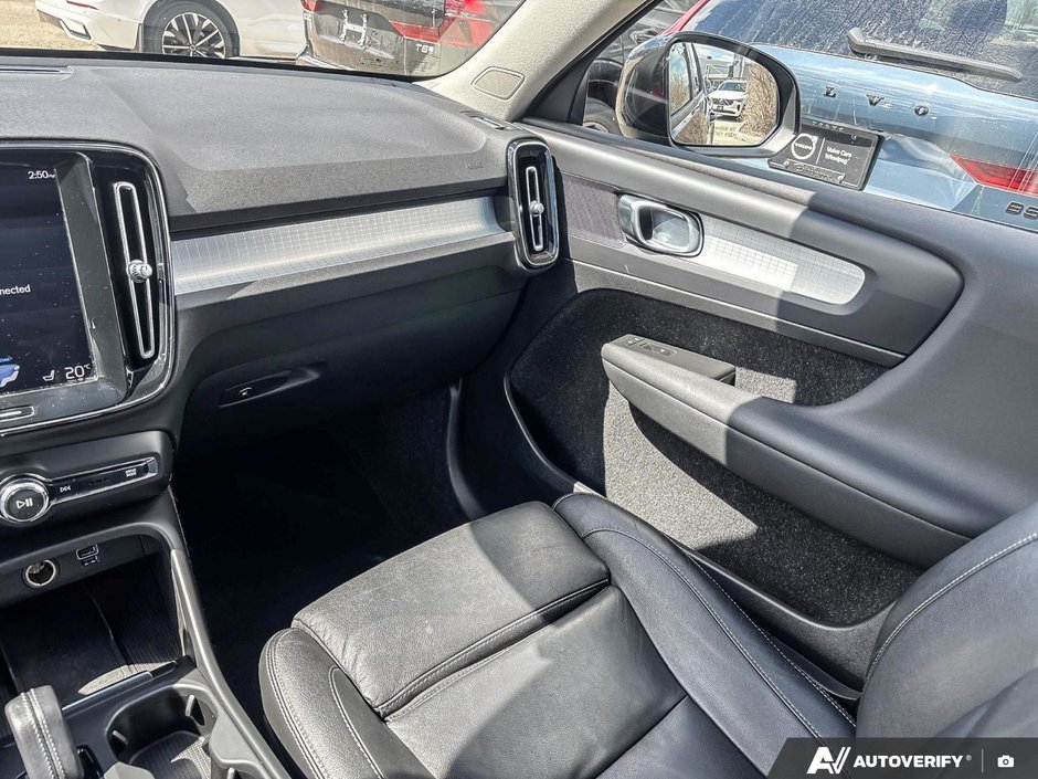 2020 Volvo XC40 Momentum-25
