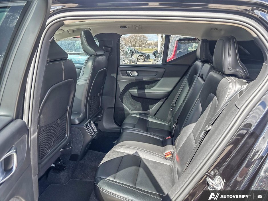 2020 Volvo XC40 Momentum-23