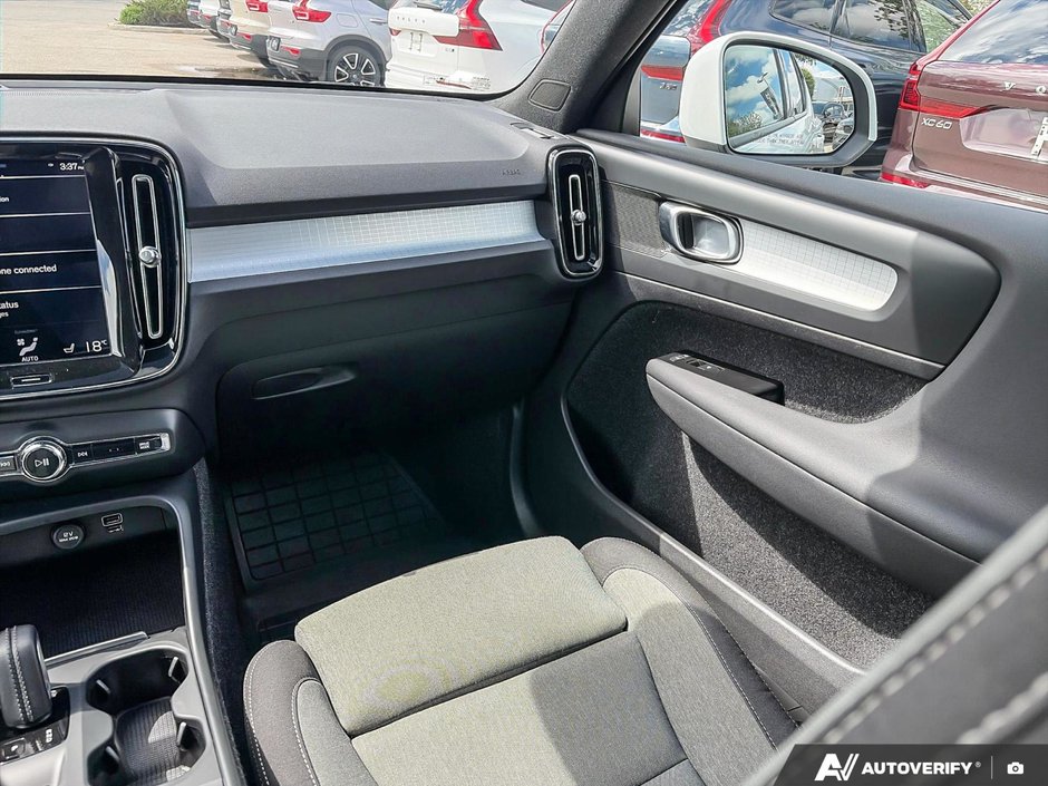 2021 Volvo XC40 Momentum-24