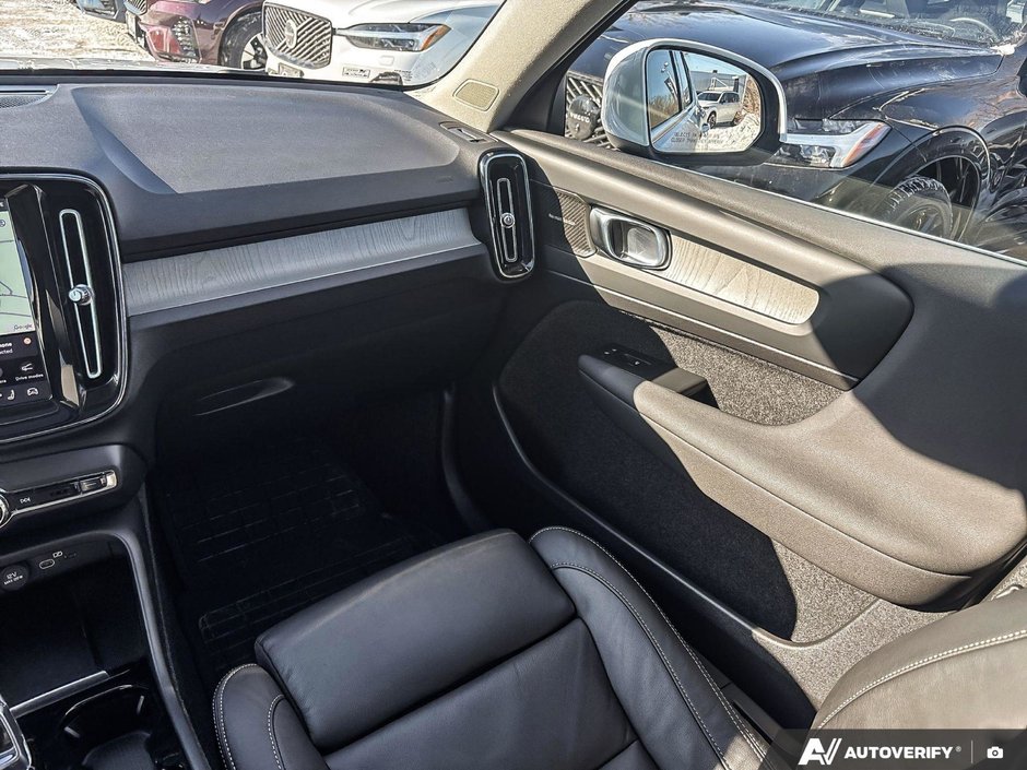 2023 Volvo XC40 Ultimate Bright Theme-24