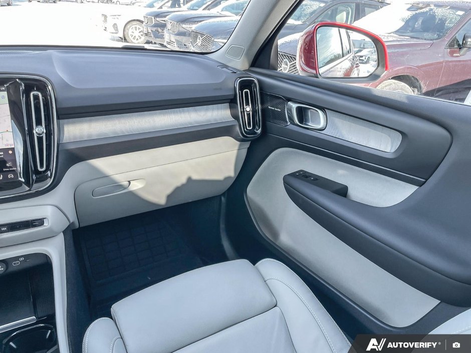 2023 Volvo XC40 Ultimate Bright Theme-24